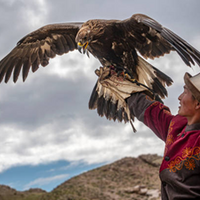 Reiseziel Kasachstan, ein traditioneller Mann aus Kasachstan, hat einen Adler auf seinem Arm