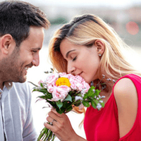Elena und Daniel verliebtes Paar, Elena riecht an einem Blumenstrauss, Hübsche rumänische Frau