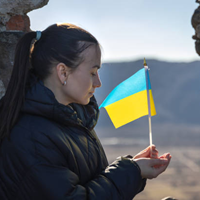 Ukrainische Frau mit Flagge, Stolz, Hoffnung und Stärke