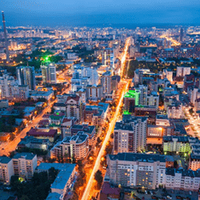 Jekaterinburg bei Nacht – die leuchtende Skyline entlang des Isset-Flusses, eine Mischung aus moderner Architektur und historischen Gebäuden