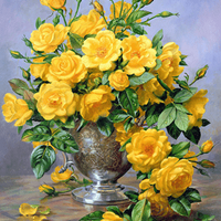 Strahlend gelbe Rosen in einer edlen silbernen Vase